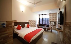Oyo 15561 Corporate Villa